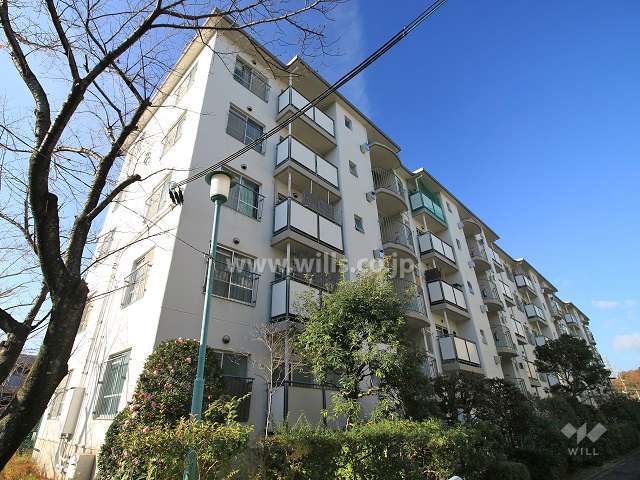 高槻塚原台ハイツ8号棟の外観（北東側から）