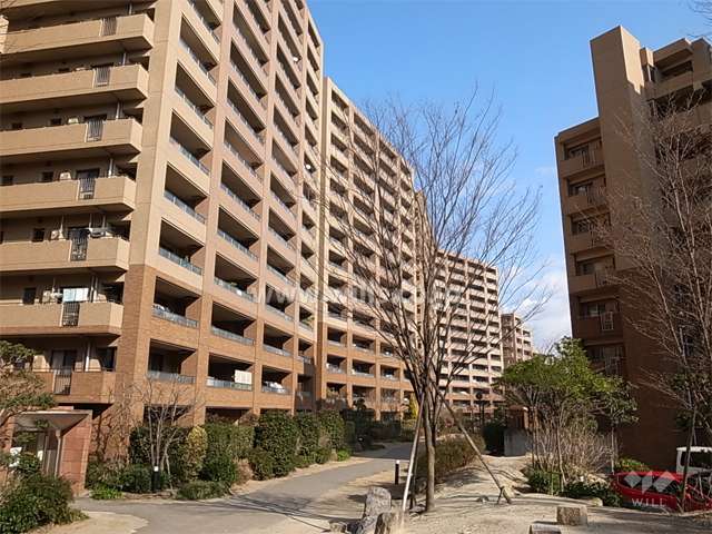 フォレストシティ千里丘の外観（南西側から）　※中央奥がアクアコートB棟