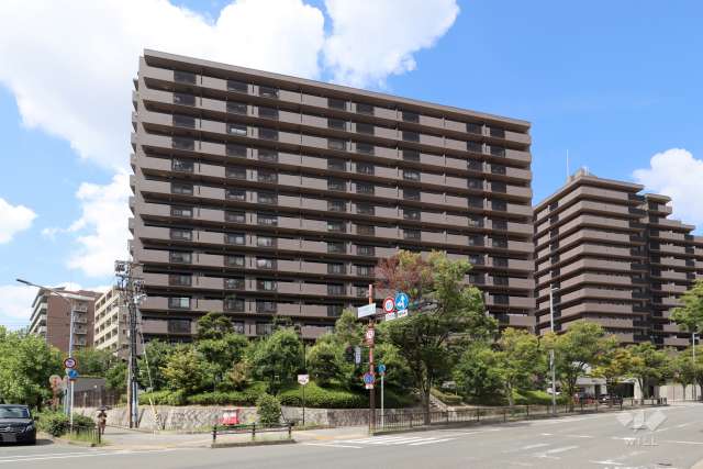 フォルム千里中央A棟の外観（南東側から）