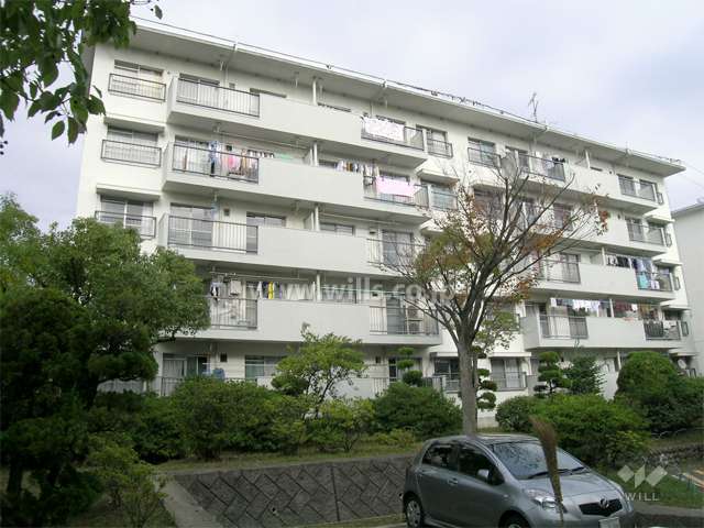 公団新千里北町第二団地C-57棟の外観（南西側から）