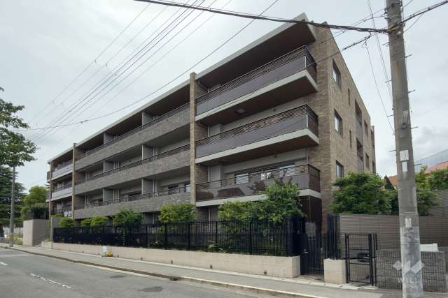 ディアエスタミオ西岡本マンションの外観（南東側から）