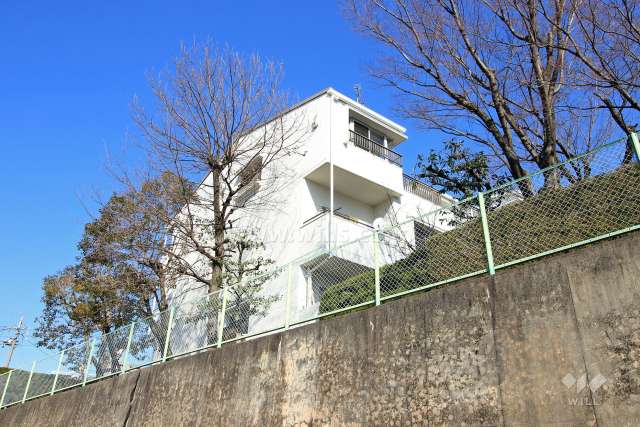 八事本町団地９号棟の外観（南西側から）