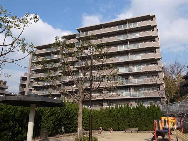 北千里グランドパークスクエアＢ棟の外観（南東側から）
