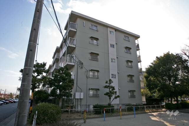 タウン伝治山1号棟の外観（西側から）