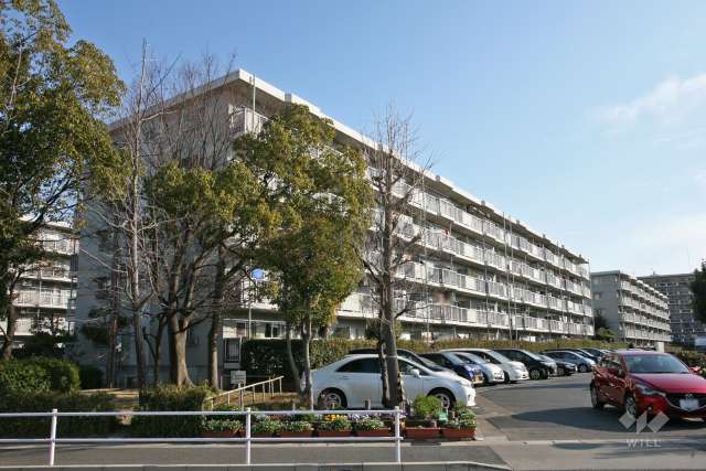 タウン伝治山6号棟の外観（南西側から）