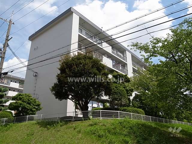 府公社千里竹見台団地A-3棟の外観(南西側から)