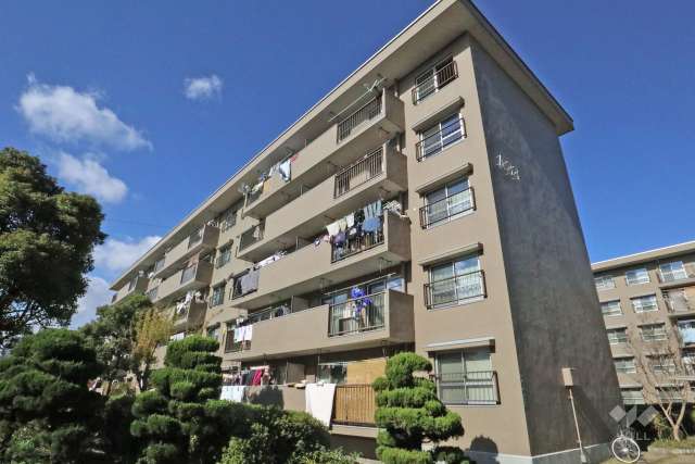 高槻下田部団地A33棟の外観（南東側から）