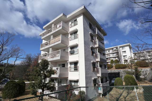 相生山団地43棟の外観（南東側から）