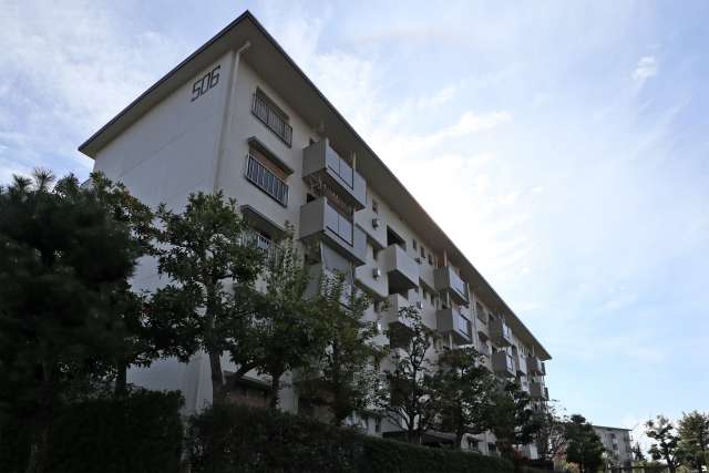 岩成台西団地506号棟の外観（北東側から）