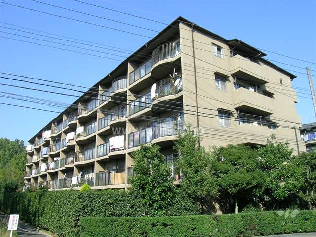 メゾン千里丘5番街O棟の外観（南東側から）