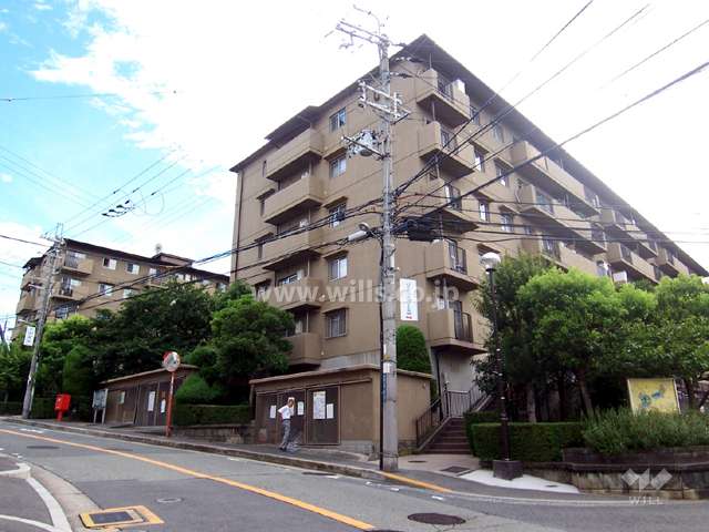 メゾン千里丘5番街Q棟の外観(北東から）　奥はP棟