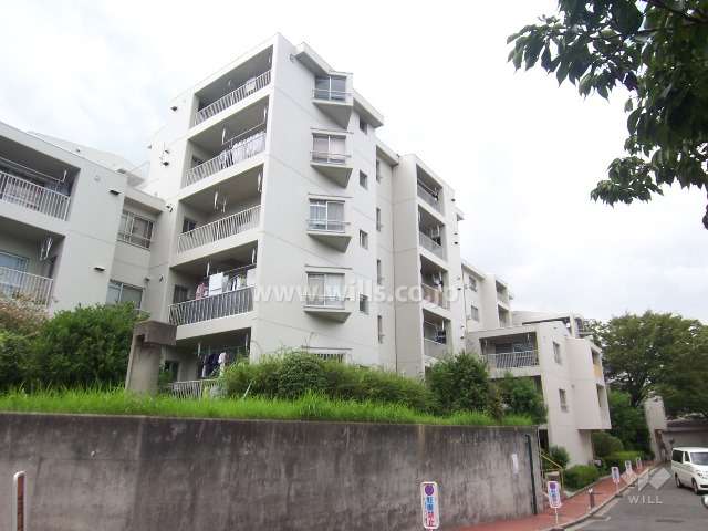千里月見ケ丘ハイツE棟の外観（南東から）