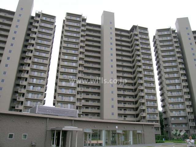 参番館の外観（写真中央）