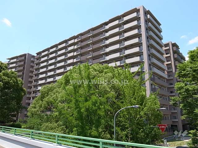 ローレルコート新千里東町あかしやの丘3番館外観(南東側から）
