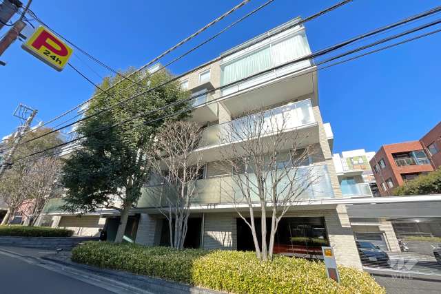 プラウド南青山の外観（東側から）