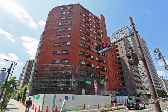 「サニークレスト三田」の外観（北東側から）。現在、都市計画道路拡幅事業に伴い建物工事中）