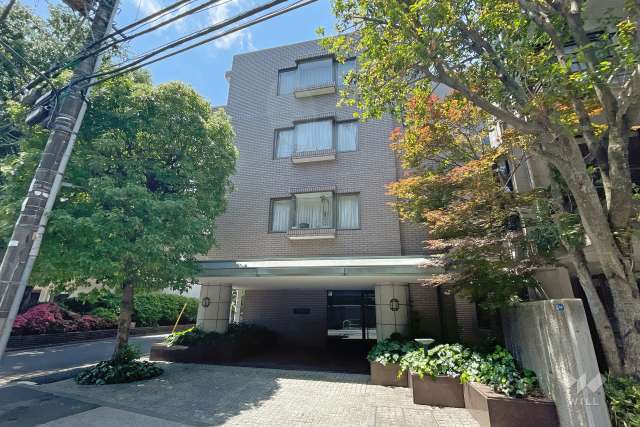 白金三光坂パークマンションの外観（東側から）