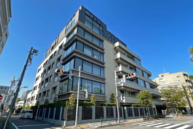 ザパークハウスグラン南青山4丁目の外観（南側から）