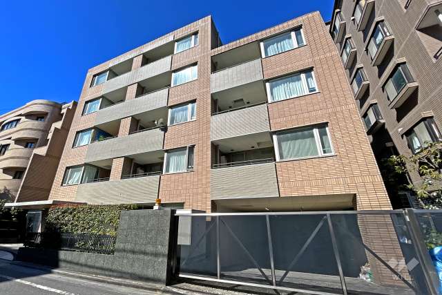 アルス代々木参宮橋コートアデリオンの外観（東側から）