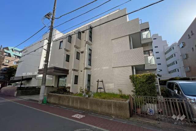 代官山フラッツの外観（前面道路の南東側から）