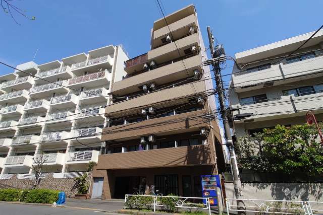 菱和パレス駒場東大の外観（南東側から）