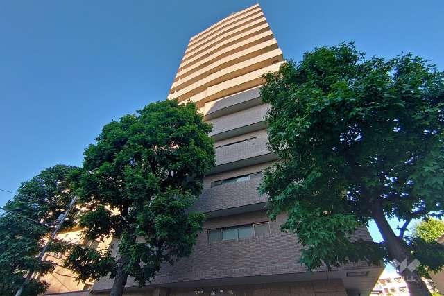 秀和青山神宮前レジデンスの外観（南西側から）