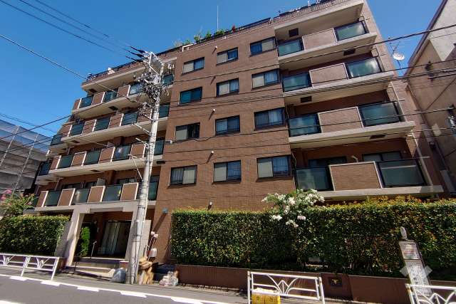 シャロンロイヤル代々木初台の外観（南東側から）