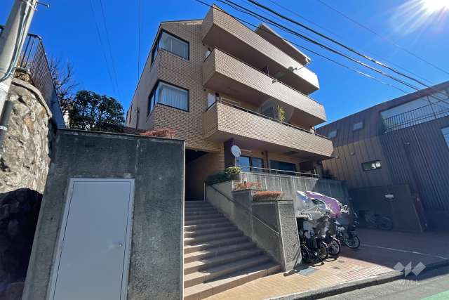 代々木上原ロイヤルマンションの外観（西側から）