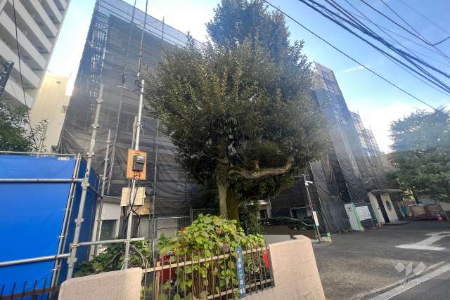 初台マンションの外観(北側から)※2022年11月現在、大規模修繕工事中