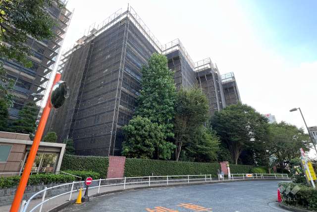 広尾ガーデンフォレスト桜レジデンスA棟の外観（南東側から）・（2025年12月11日時点、大規模改装中）