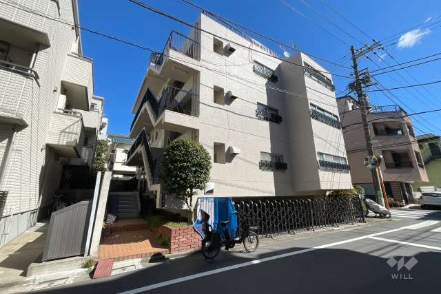 クリスタルコーポ初台の外観（南西側から）