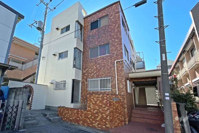 シーダー本町の外観（東側から）