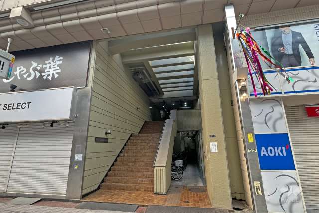 ＷＴＣ武蔵小山マンションの外観（北西側から）。パルム商店街のアーケード内にあります。