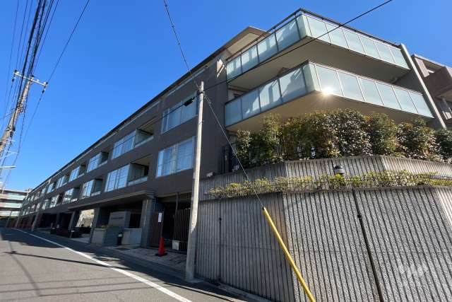 ザ諏訪山レジデンスの外観（南側から）