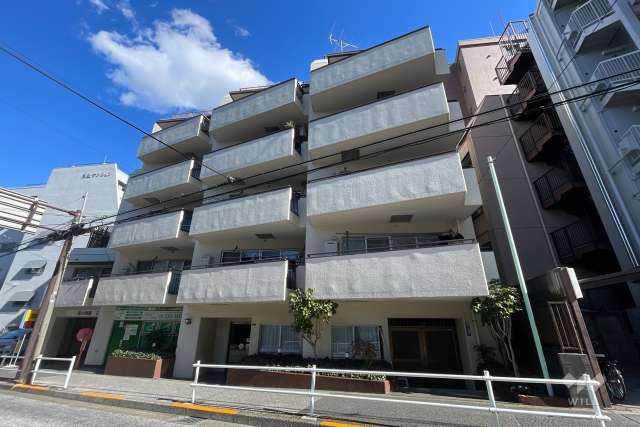 朝日落合マンションの外観（西南側から）