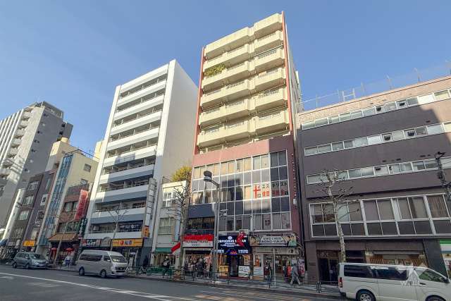 サニーコーポ新宿の外観（南東側から）