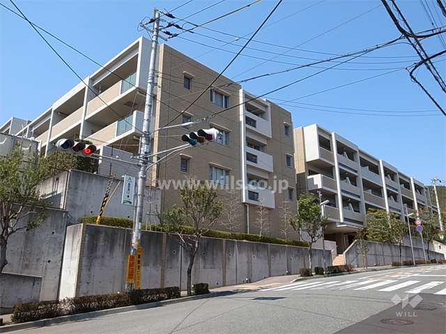 ファミール雲雀丘花屋敷 参番館の外観（南東側から）　南棟、東棟、西棟の全3棟で構成されています。