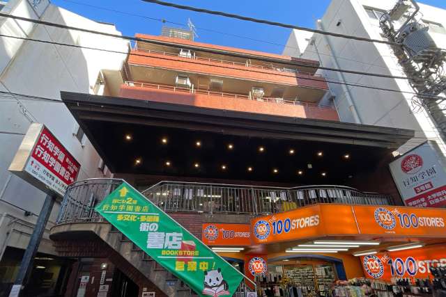 ライオンズマンション新大久保の外観（西側から）