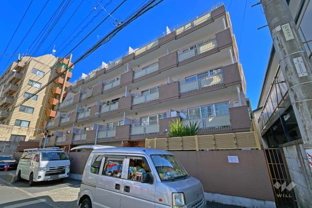 朝日新大久保マンションの外観（南西側から）