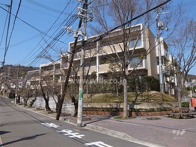 ファミール雲雀丘花屋敷 壱番館の外観（南東から）
