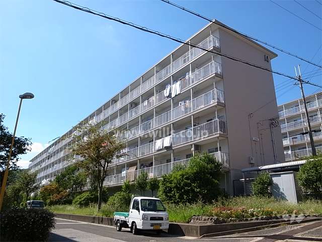 中山五月台住宅14号棟の外観（南東側から）