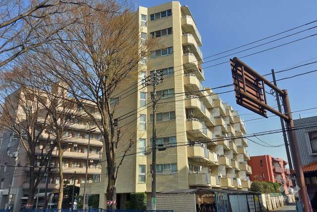 千歳烏山ロイヤルマンションの外観(北西側から)