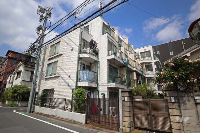 スカイコート明大前の外観（南西側から）