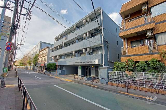 スカイコート世田谷千歳烏山第５の外観と敷地南西側前面道路