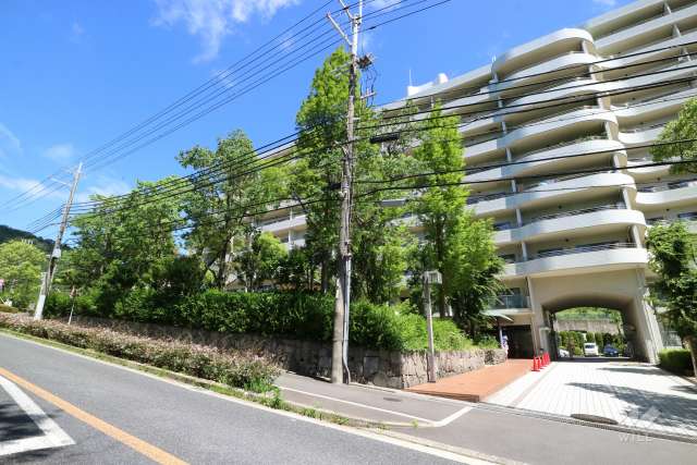 阪急逆瀬台アヴェルデ　5番館の外観（南西側から）