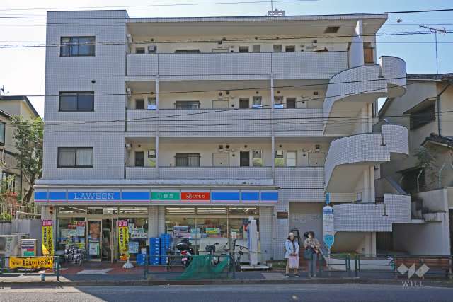 コスモス深沢の外観（北側から）。駒沢通り沿いにあり生活便利な立地です。