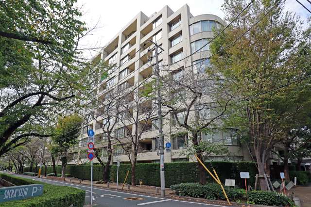 ガーデンコート成城の外観（南東側から）