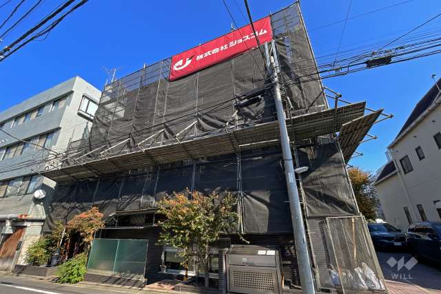 クウェストスクエア代沢の外観（南西側から）（2025年8月30日の時点、改装中）