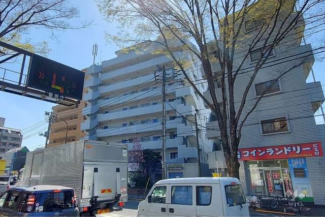 マンションの外観、公園