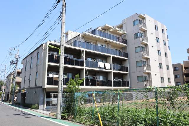 セイガステージ世田谷烏山の外観（西側から）